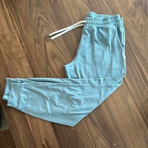 Vuori performance joggers